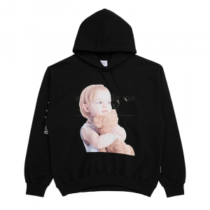 BABY FACE PEARL NECKLACE GIRL HOODIE BLACK