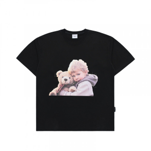 BABY FACE BEAR DOLL HUG SHORT SLEEVE T-SHIRT BLACK